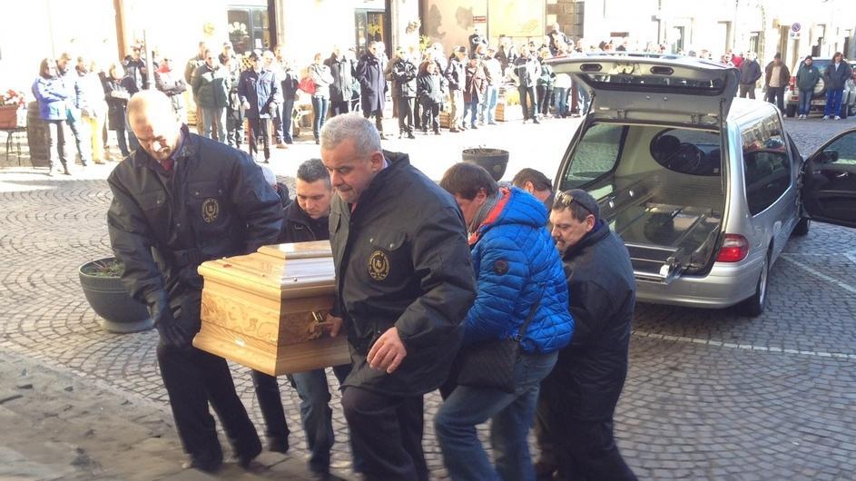 Chiesa gremita e commozione per l’addio a Maurizio Savini
