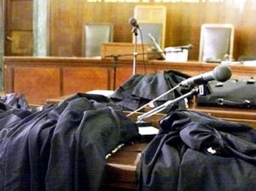 Con la scusa di fare la spesa la badante le svuota il conto 
