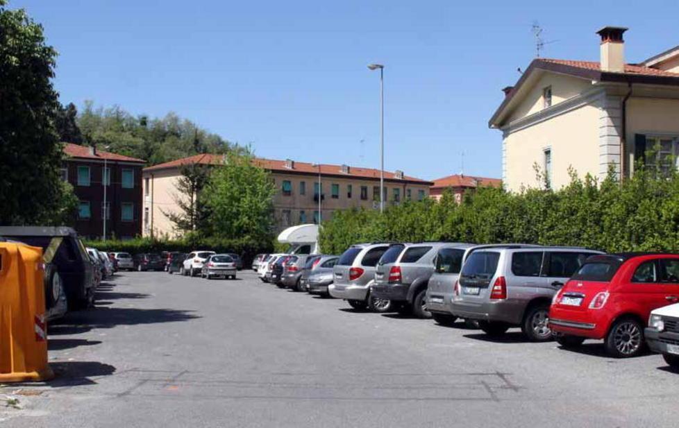 Cento metri e due mega posteggi blu 