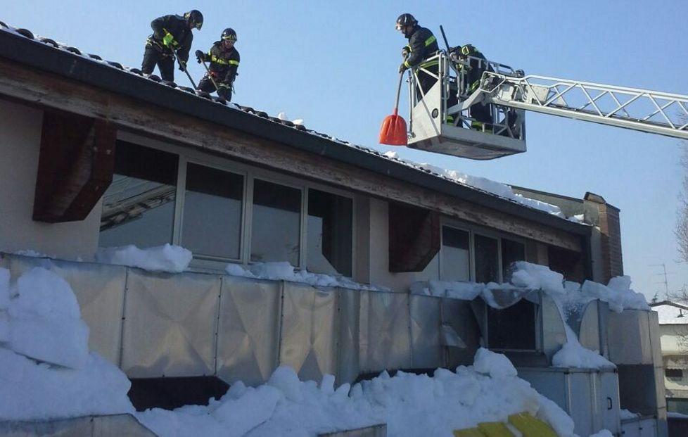 Cade neve e danneggia lucernari 
