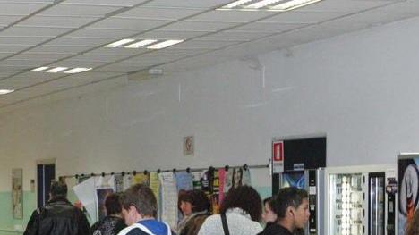 Ladri a scuola rubano i soldi dei distributori automatici
