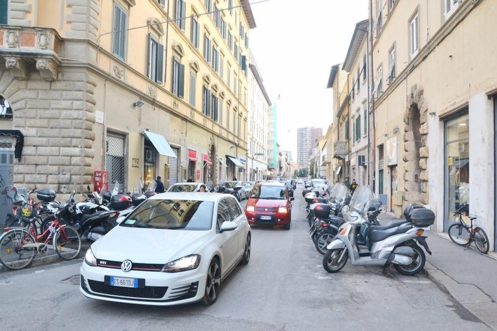 L'attuale direzione del traffico nella parte finale di via Roma
