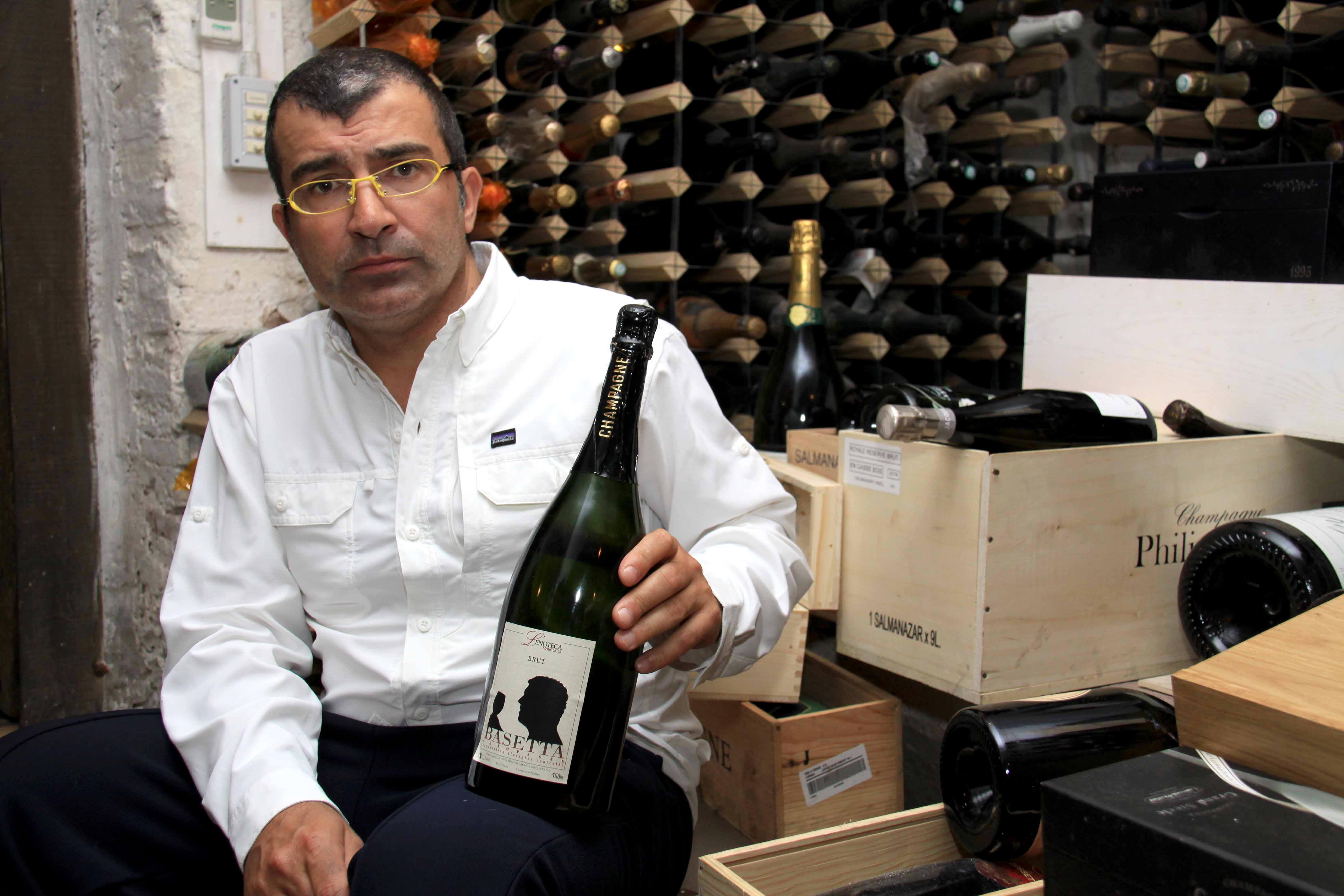 Michele Marcucci nella cantina della sua Enoteca