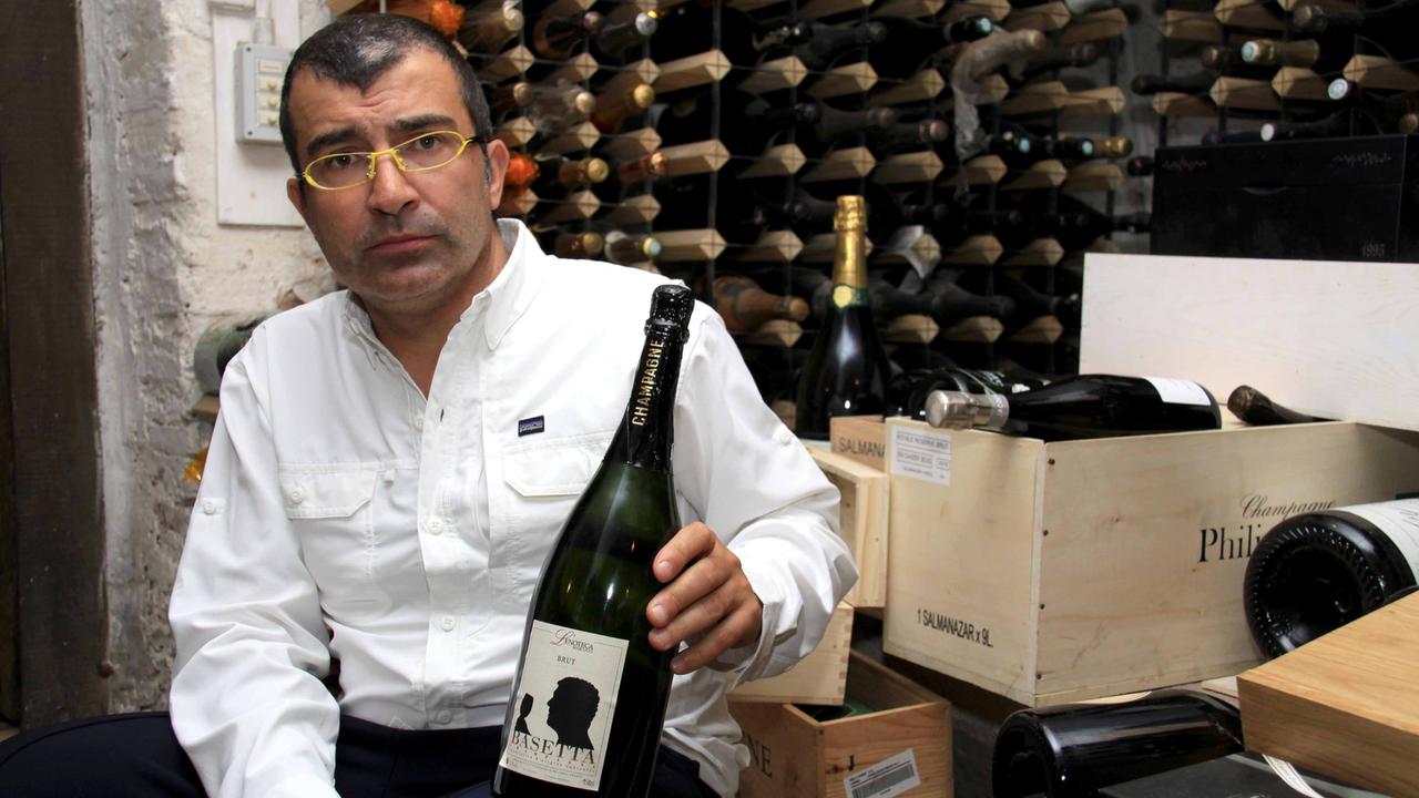 Michele Marcucci nella cantina della sua Enoteca
