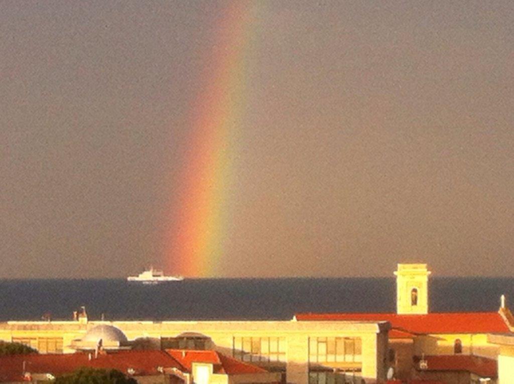 L'arcobaleno fotografato sul mare 
