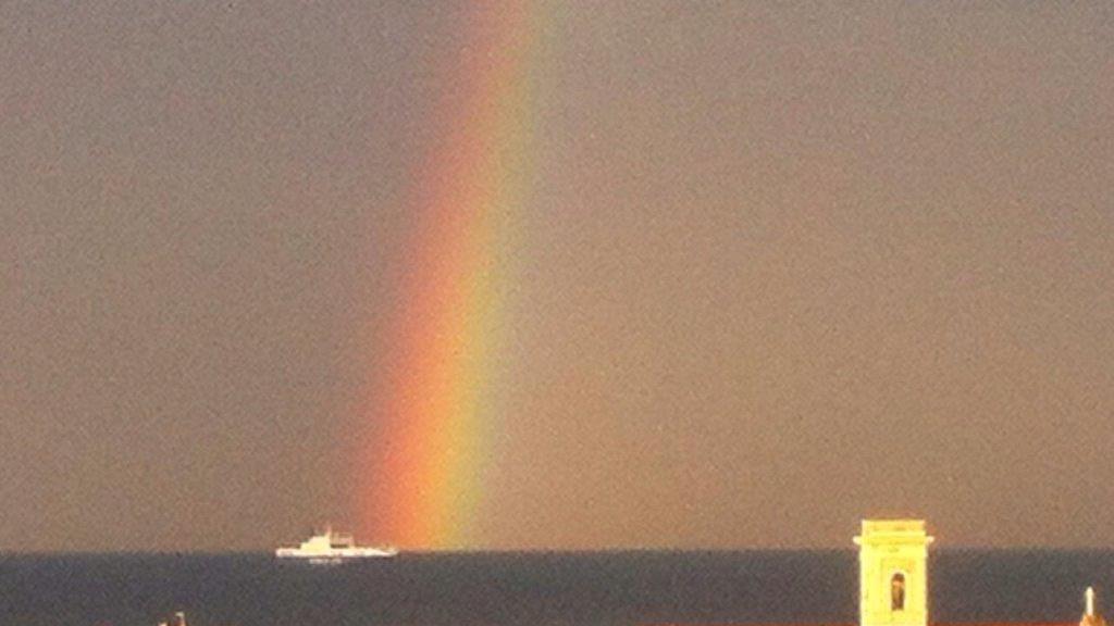 L'arcobaleno fotografato sul mare