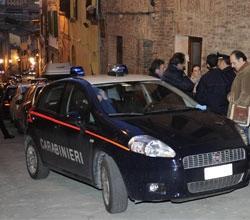 I carabinieri davanti all'appartamento della ragazza