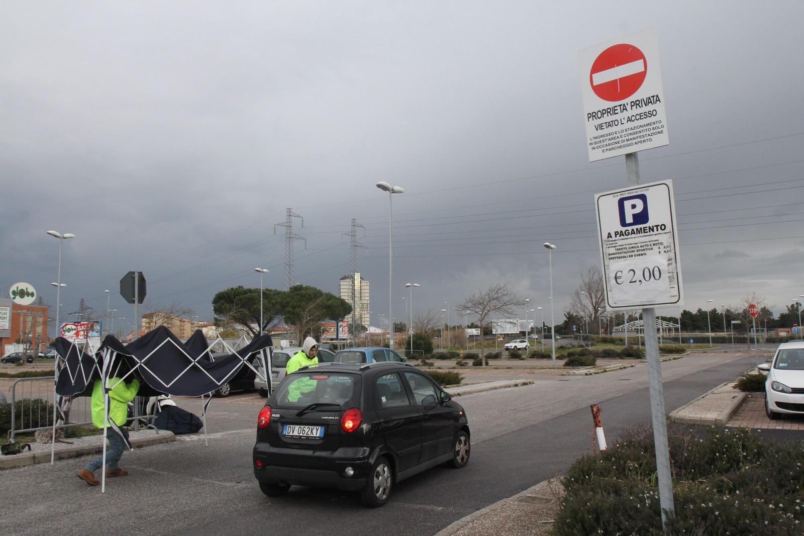 Il cartello che avverte della sosta a pagamento (Salvini-Pentafoto)