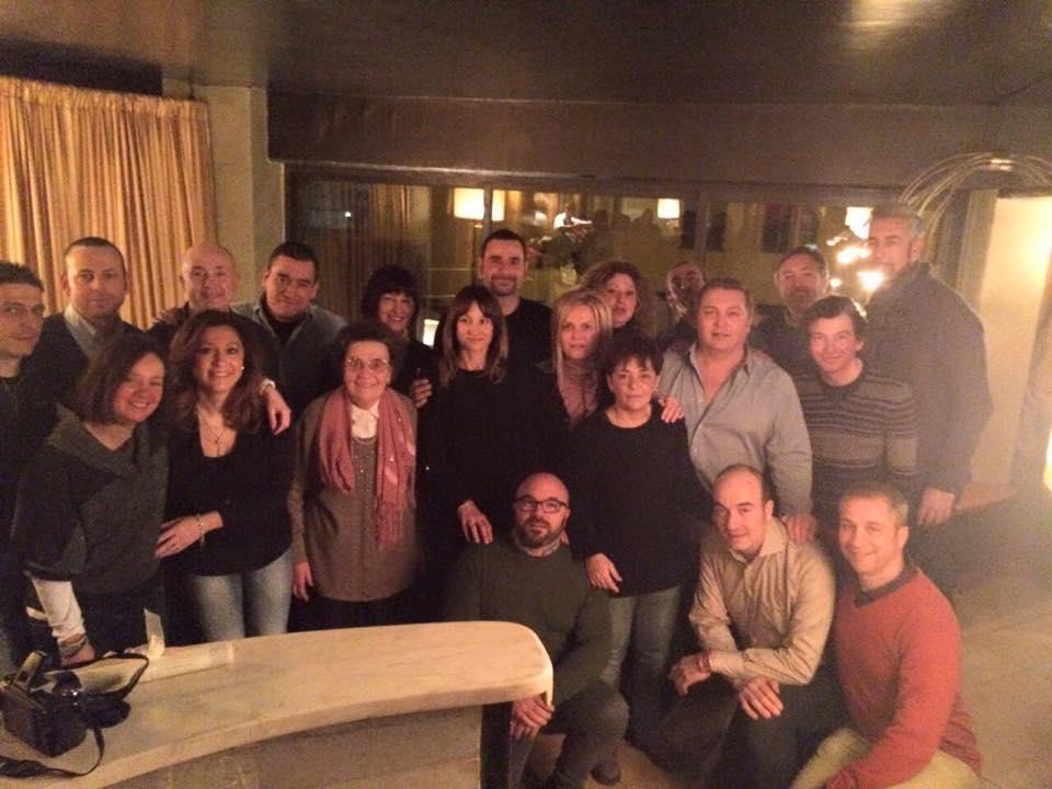 Gli studenti oggi al ristorante Vienna. Al centro la maestra  