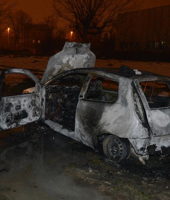Auto in fiamme, è soccorso ma è già morto 