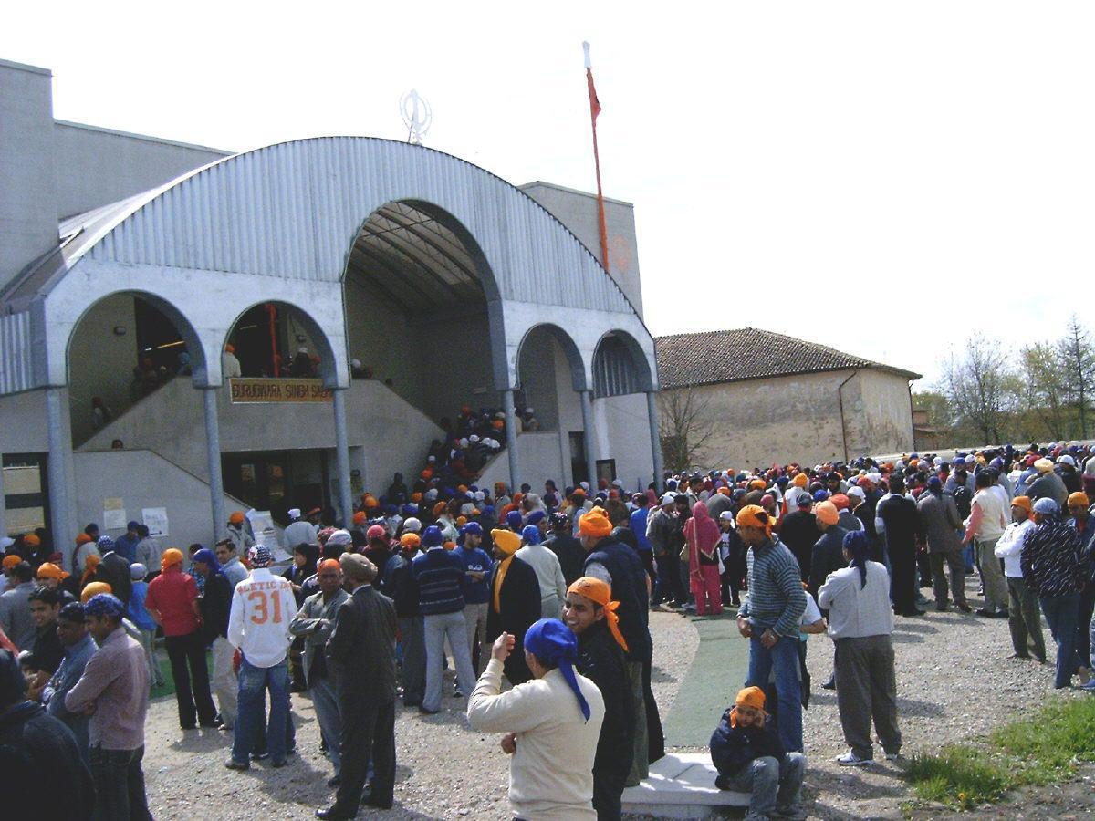 I Sikh di Novellara donano un’auto alla Croce Rossa 