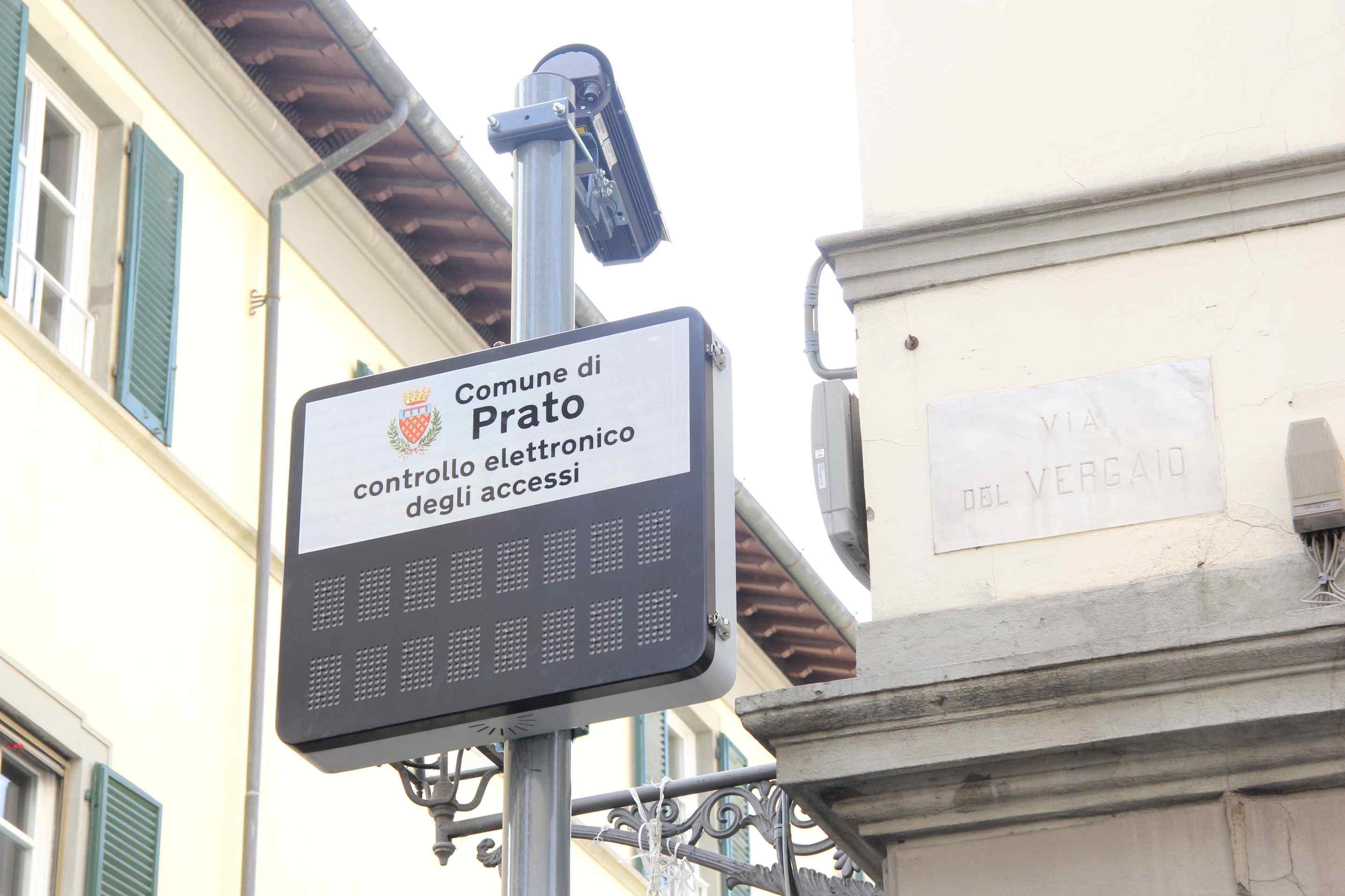 Una delle telecamere in centro, ancora spente