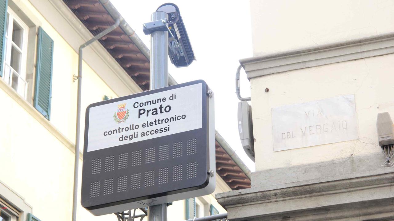 Una delle telecamere in centro, ancora spente
