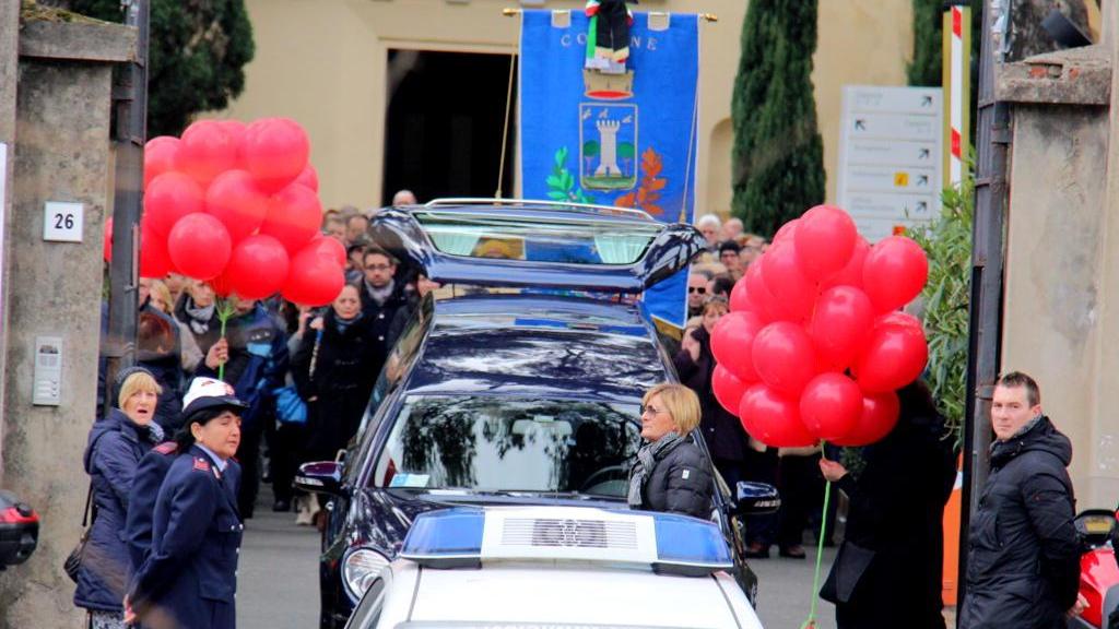 La bara di Mirko Cignoni esce accompagnata da due grappoli di palloncini