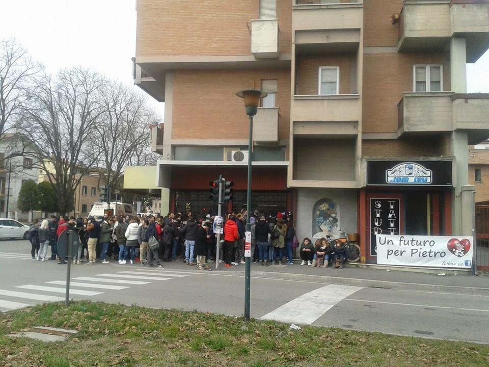 tutti in coda per Pietro
