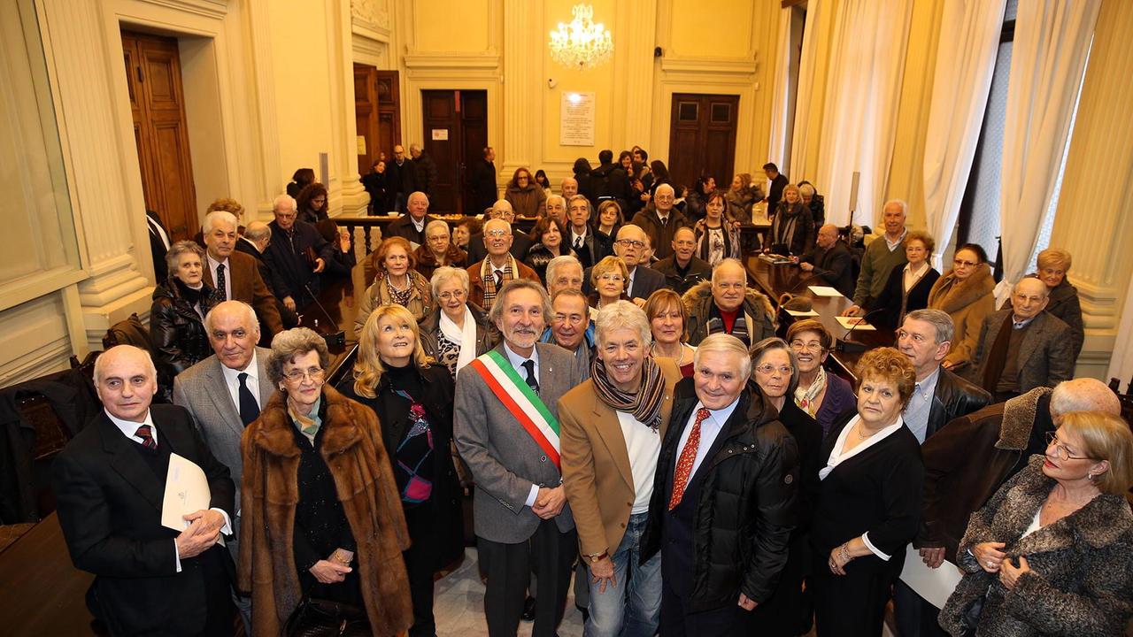 Foto di gruppo dei premiati in sala consiliare (Foto Nucci)