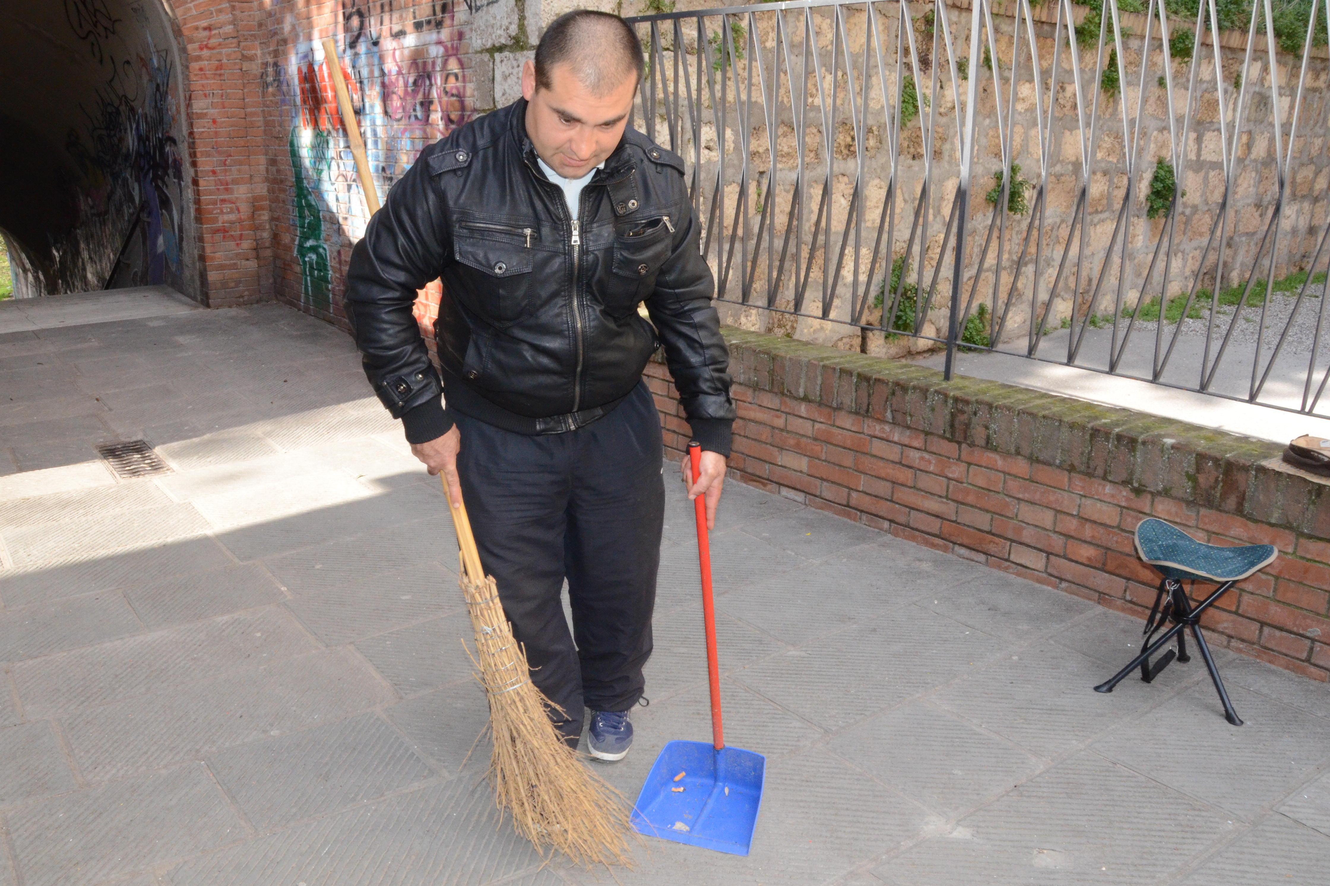Jan Kalocay mentre tiene pulito il centro storico (foto Bf)