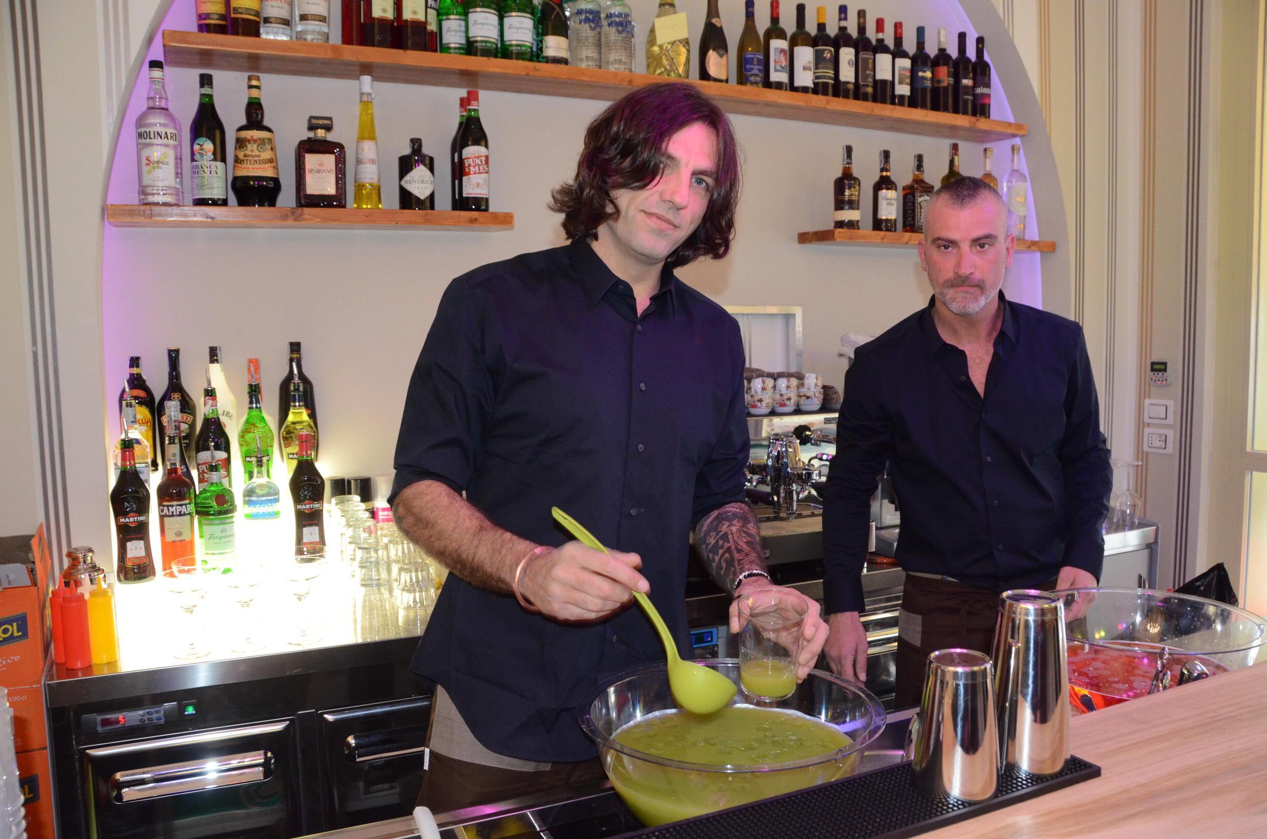 Sirio e Giacomo all'interno del loro locale pochi minuti prima dell'inaugurazione (foto Bf)