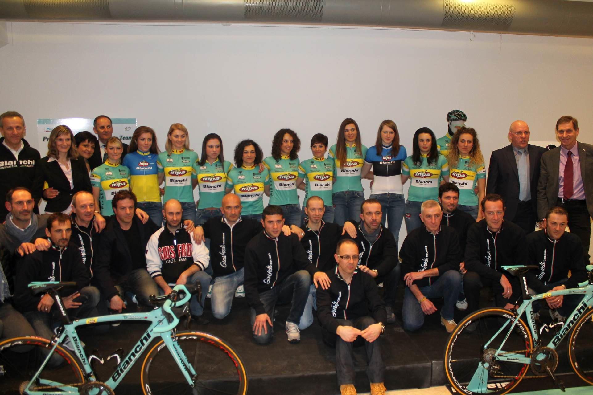 Il team Inpa Bianchi Giusfredi al completo in una foto d'archivio