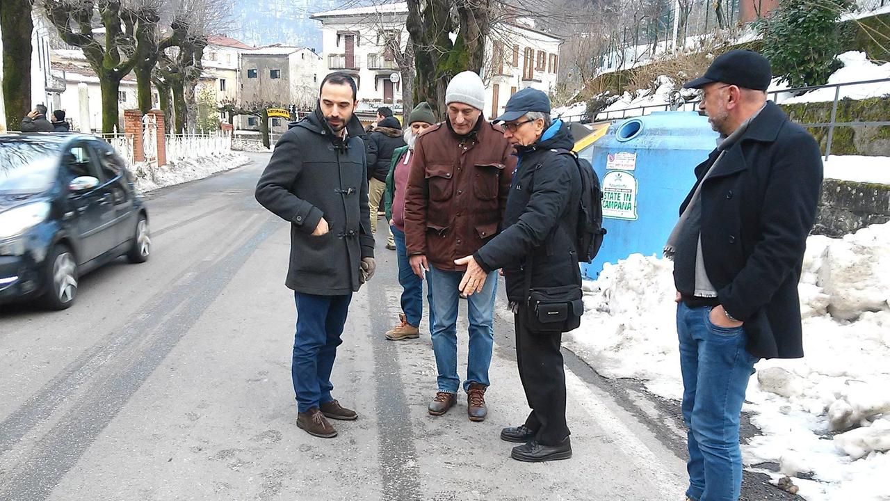 Il sindaco Samuele Bertinelli (a sinistra) con Biagini e alcuni rappresentanti della Pro loco