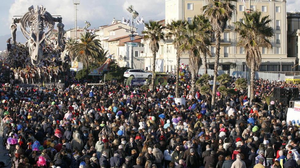 Viareggio: il Carnevale si fa anche in caso di pioggia