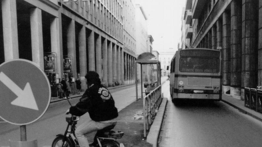 Il cordolo con l'isola-pensilina in via Grande all'inizio del decennio scorso
