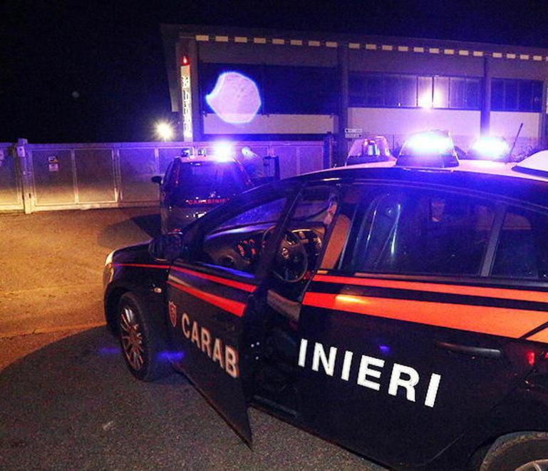I ladri sbeffeggiano la testimone del furto