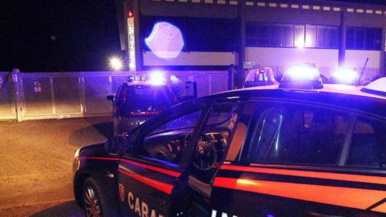 I ladri sbeffeggiano la testimone del furto