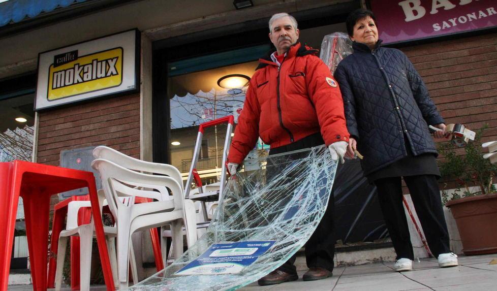 Sfondano la vetrina del bar con un pezzo di granito 