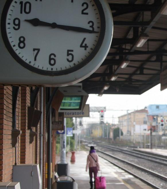 Trova sul treno una valigia e la porta ai carabinieri 