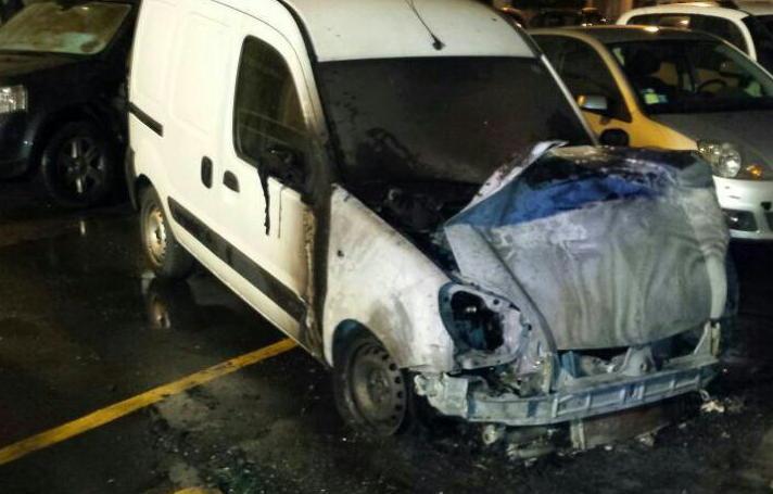 Auto in fiamme nel cuore della notte 