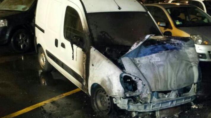 Auto in fiamme nel cuore della notte