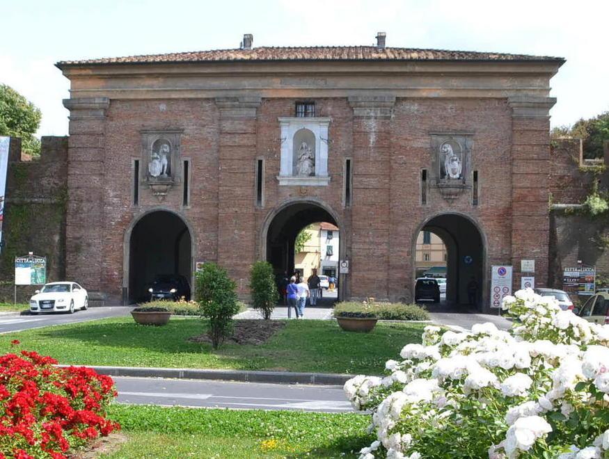 Autocaravan banditi dal centro storico 