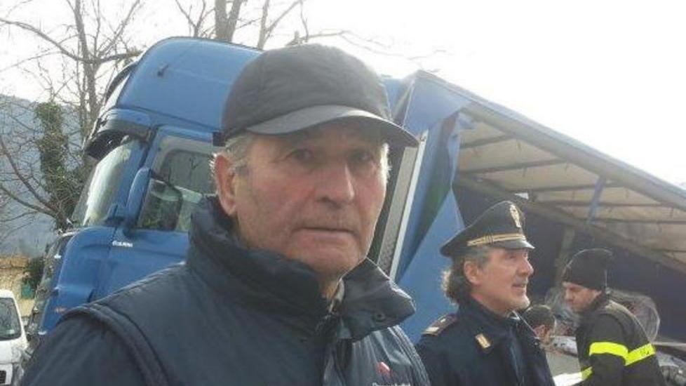 «Ho sentito chiedere aiuto il tir era chiuso fra le sbarre»