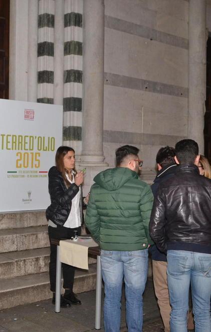 Tortelli e pane tra i vestiti di alta moda 