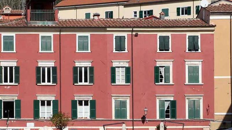 Bar chiuso, e adesso in piazza Alberica scatta l’allarme crolli