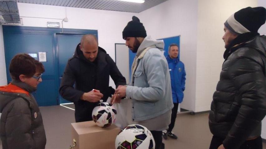 Zaza e compagni firmano palloni per beneficenza