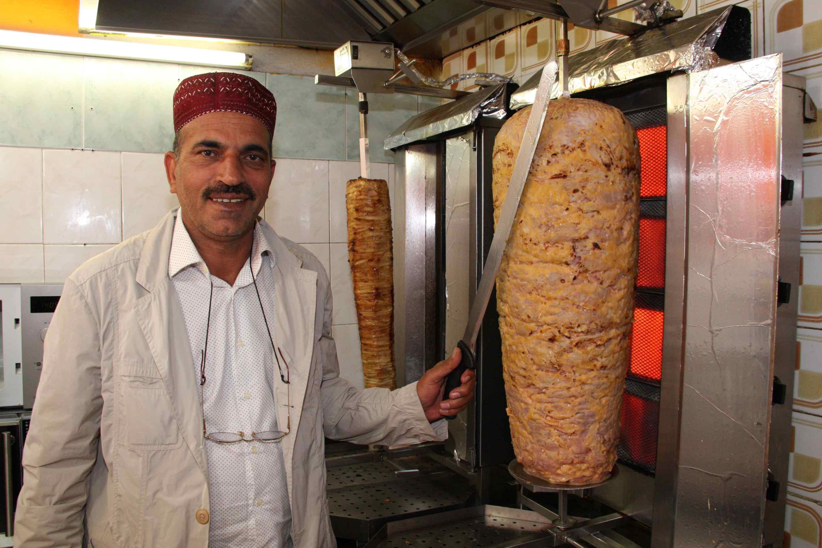 Farid Ghulam nel suo kebab di via Santa Trinita