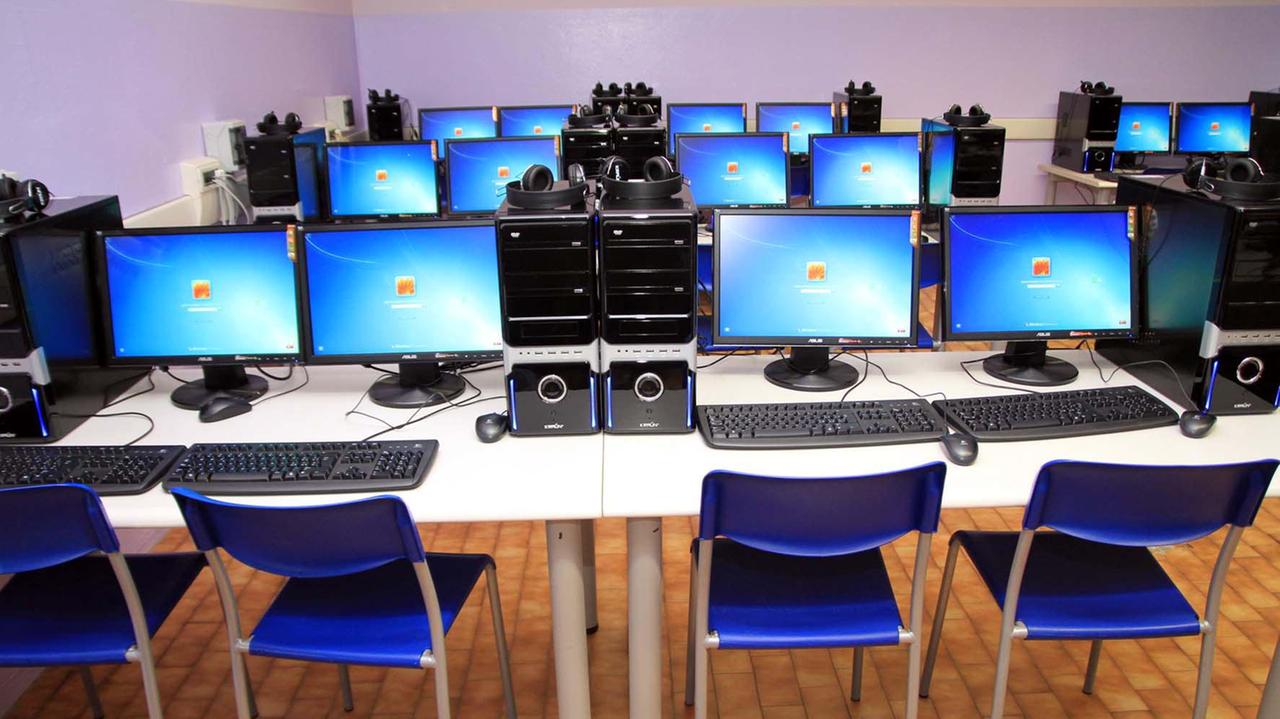 L'aula di informatica dell'istituto Galileo Galilei (Foto Nucci)