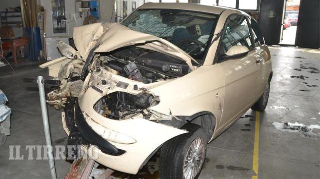 L'auto della donna distrutta