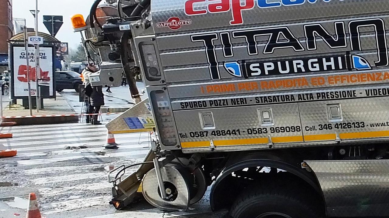 L'autospurgo incastrato nella buca in piazza a Tirrenia