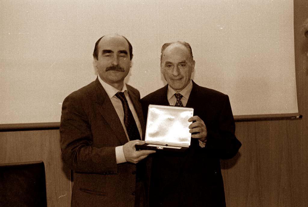 Andrea Della Tommasina, alla vostra destra, ritira un premio dalle mani di Franco Gussoni, allora presidente della Provincia