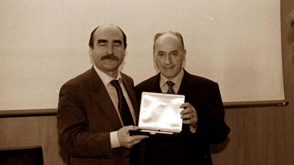 Andrea Della Tommasina, alla vostra destra, ritira un premio dalle mani di Franco Gussoni, allora presidente della Provincia