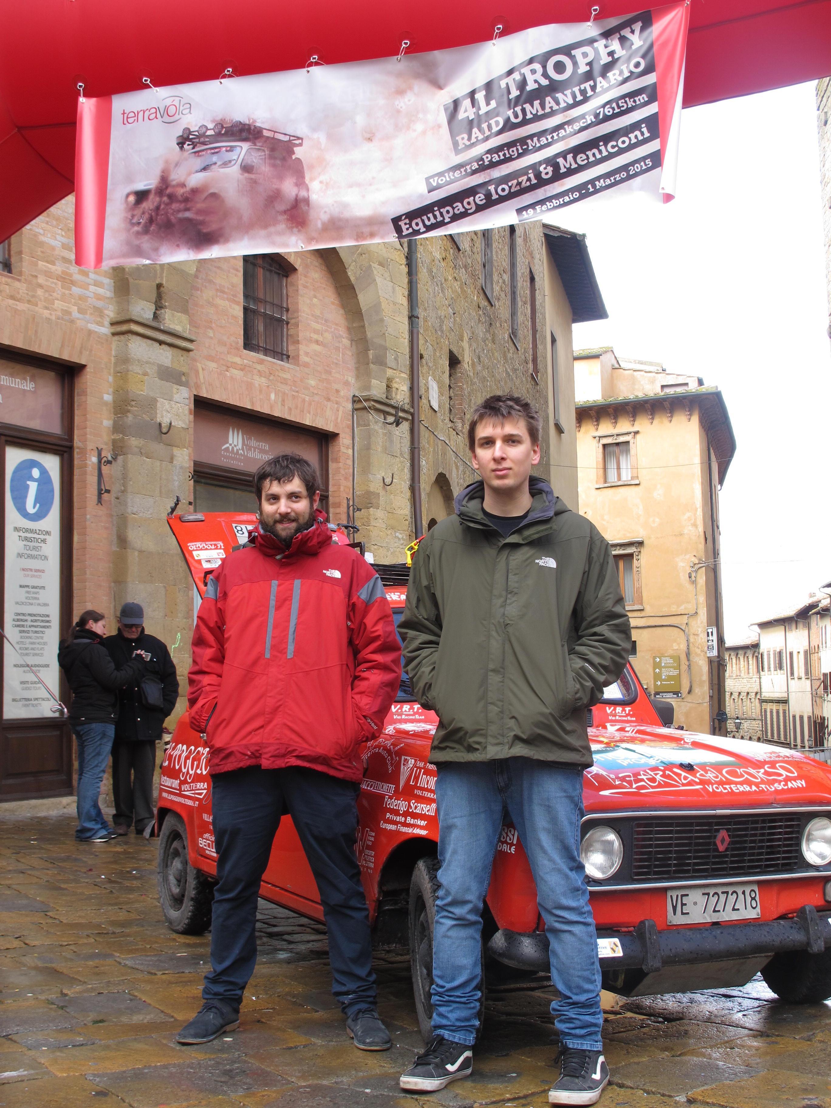 I due studenti volterrani con la loro Renault 4