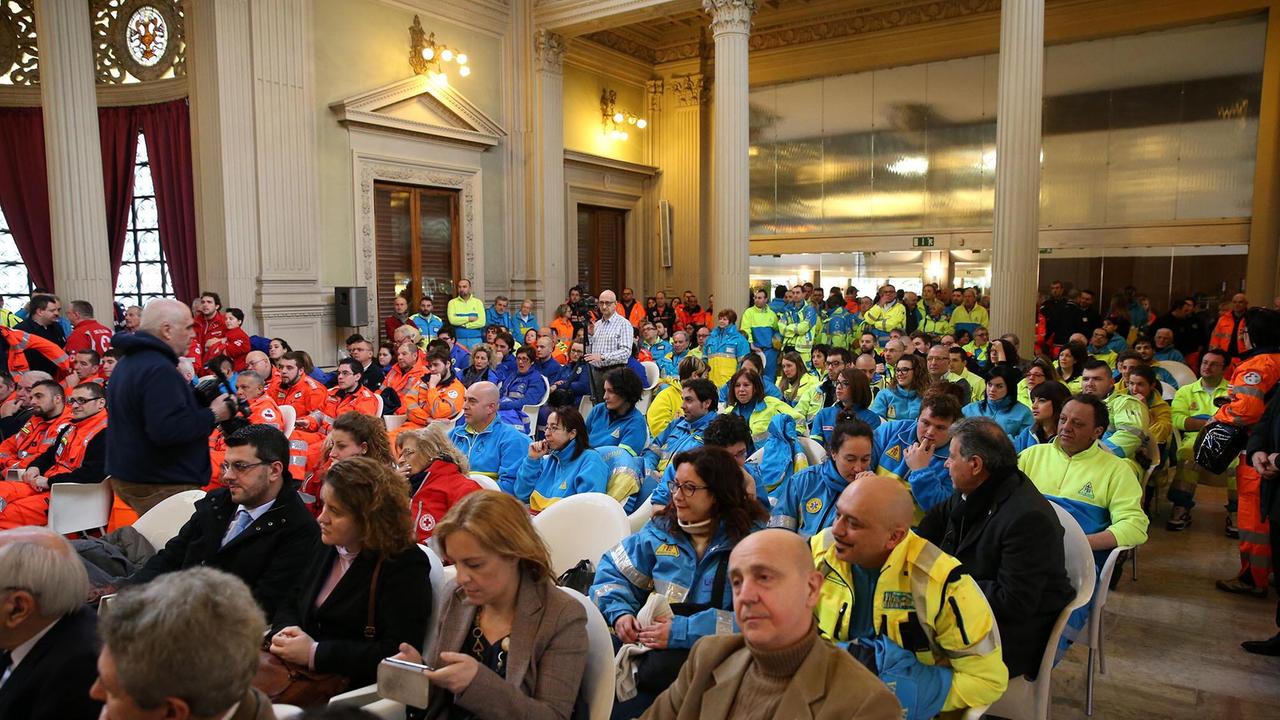 Il salone storico dell'Excelsior di Montecatini gremito di volontari per la cerimonia di ocnsegna (Foto Nucci)