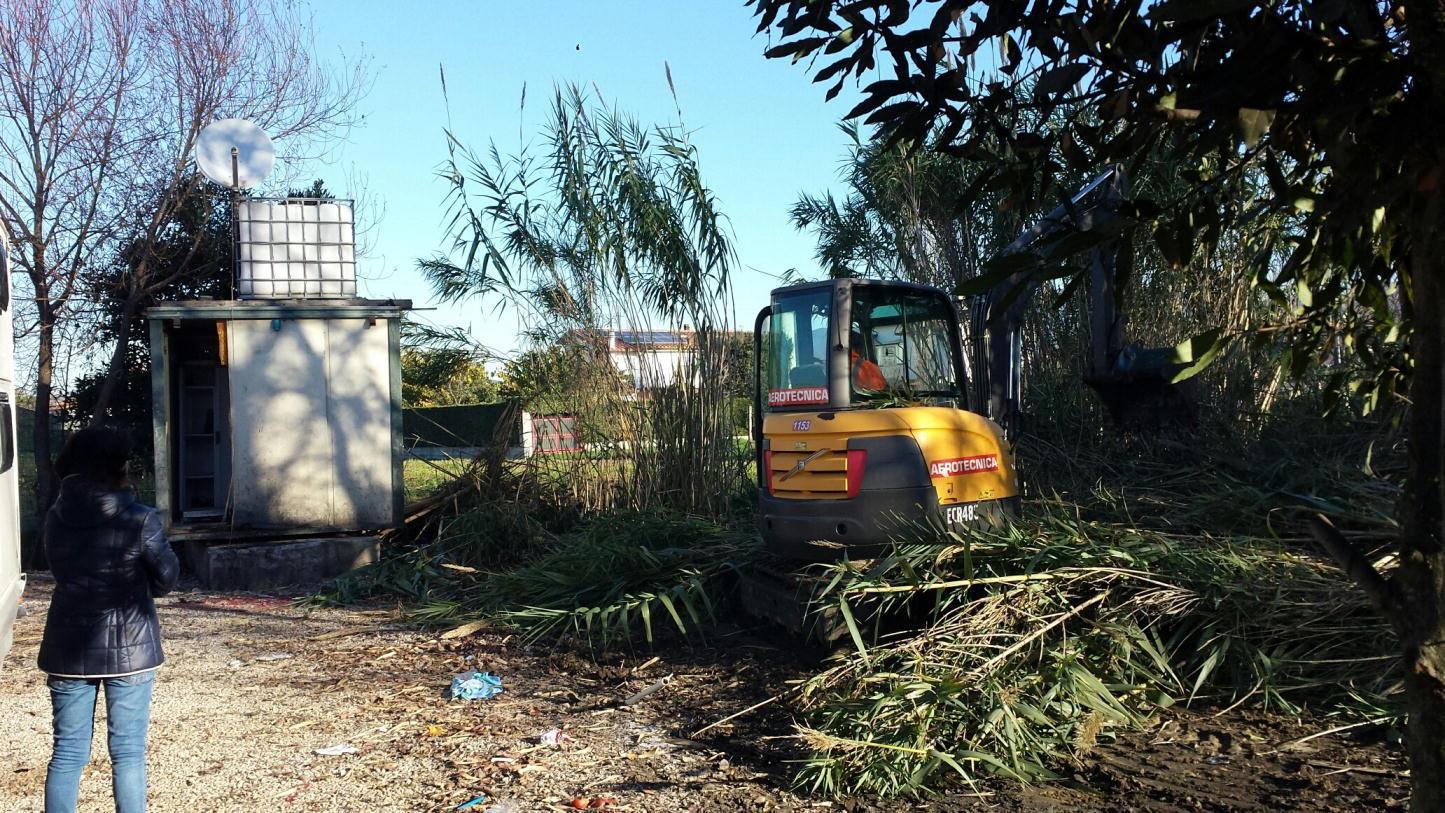 L'abbattimento di un campo rom abusivo a Putignano