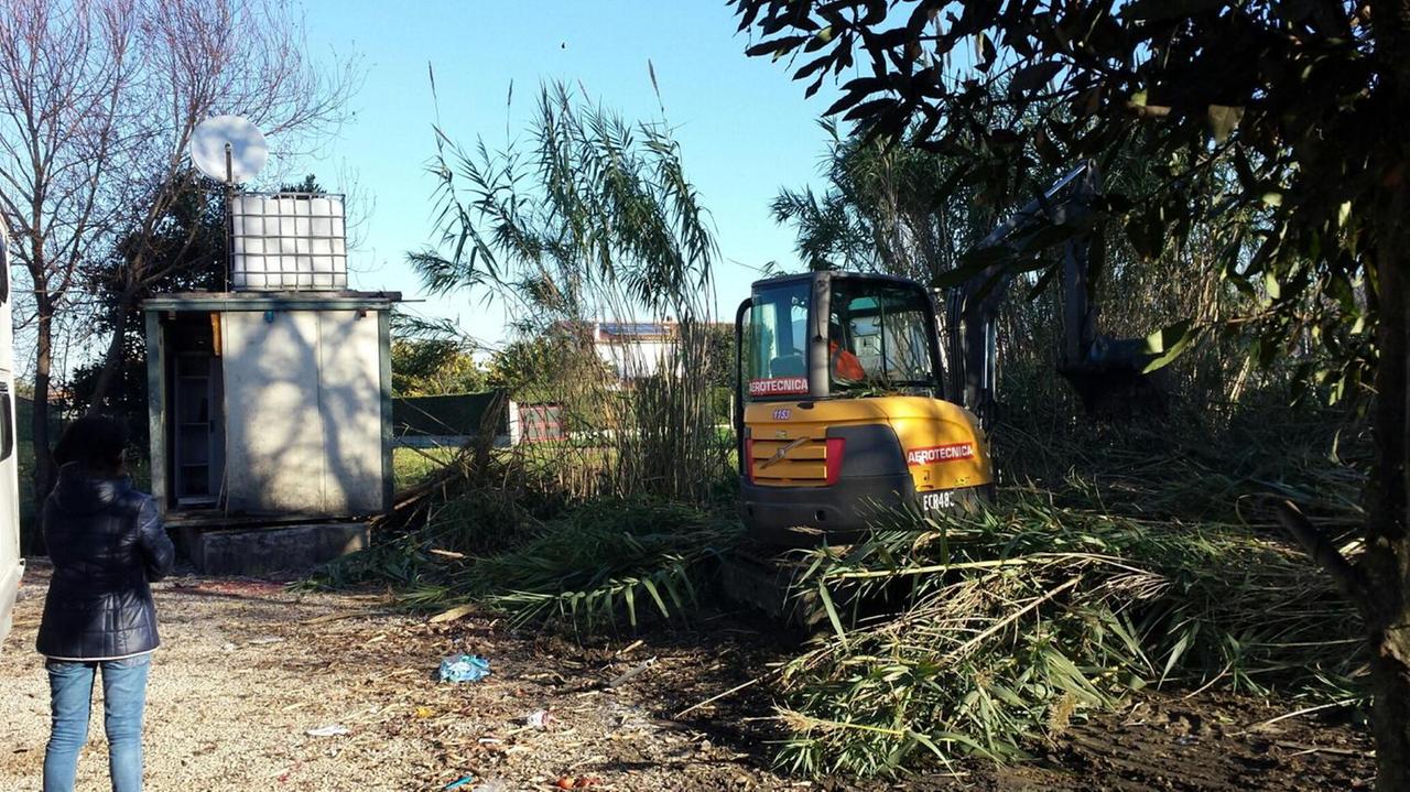 L'abbattimento di un campo rom abusivo a Putignano