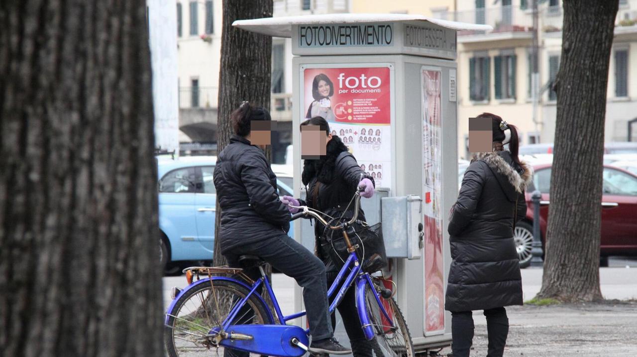 Prostitute cinesi in piazza Mercatale