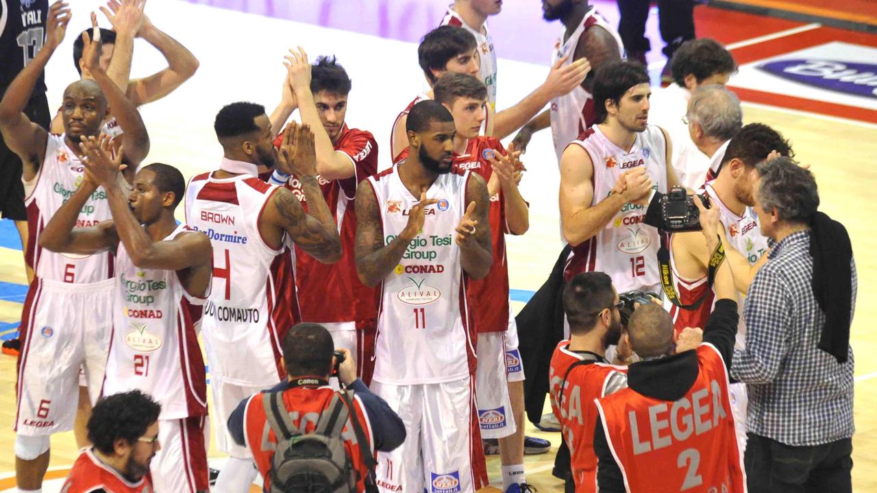 I biancorossi esultano al termine del match contro Caserta (foto Gori)