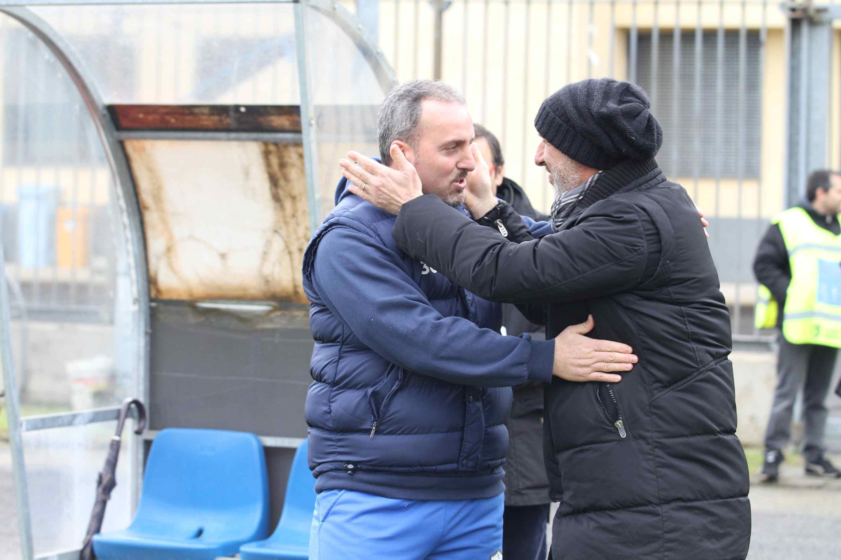 L'abbraccio tra Petrone ed Esposito prima dell'inizio
